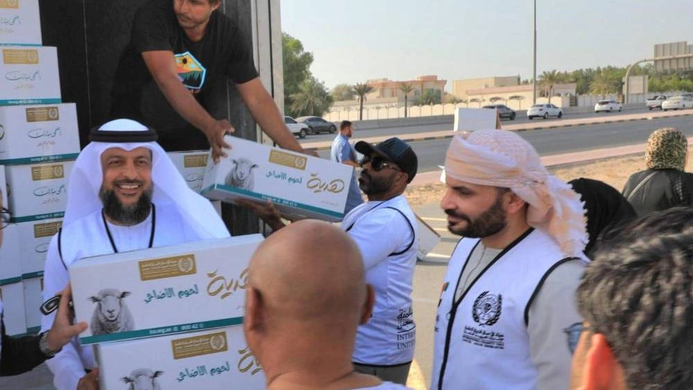 متطوعون من هيئة الأعمال الخيرية العالمية يوزعون لحوم الأضاحي على الأسر المحتاجة في إحدى القرى النائية خلال حملة الأضحى 2025.