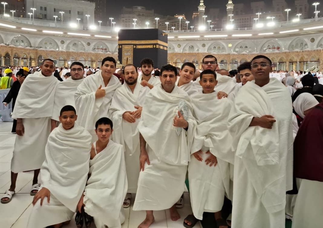 13 يتيماً متفوقاً أثناء رحلتهم للعمرة برعاية هيئة الأعمال الخيرية العالمية، ضمن برامجها لرعاية الأيتام وإدخال السعادة إلى قلوبهم.