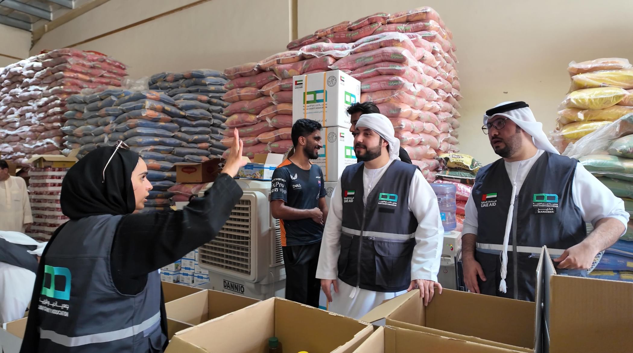 جهود جمعية دبي الخيرية في تجهيز المساعدات الإغاثية ضمن حملة الفارس الشهم 3 لدعم غزة